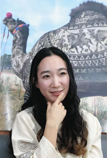 ラクダ毛刈りアーティスト武市萌美さんの軌跡：異文化交流とラクダアートの世界とは？ラクダとアート：武市萌美、唯一無二のキャリア