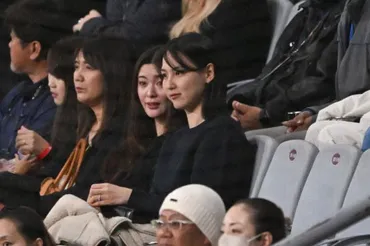 大谷翔平の妻、真美子さんが開幕戦を観戦 大谷母の隣で笑顔…ドジャースのユニ着用