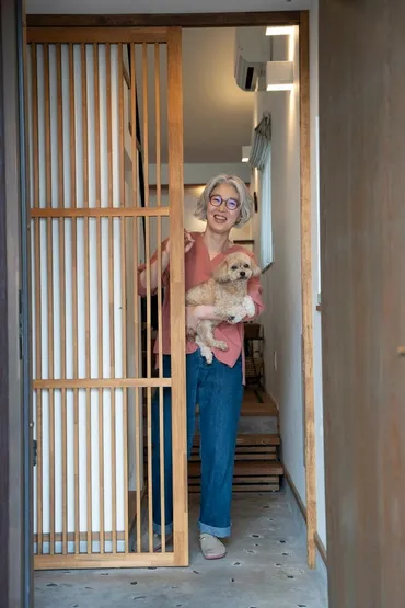 50歳で白髪染めを卒業。見た目の違和感なくグレイヘアに移行でき ...