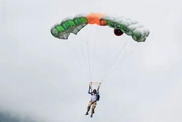 日本人父娘、中国貴州省の北盤江大橋からスカイダイビング ...