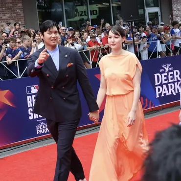 大谷翔平&真美子夫人が手をつないで2年連続レッドカーペット ...