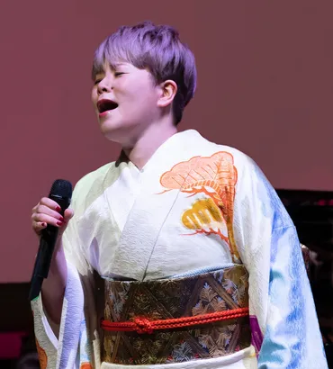 島津亜矢とは？歌怪獣の軌跡と、その魅力に迫る！島津亜矢：歌声と家族愛、そして未来への歌声