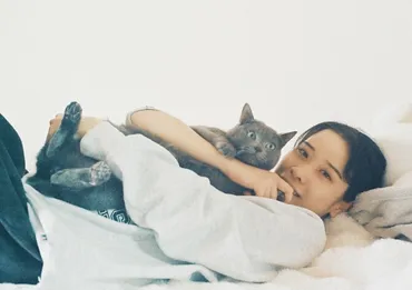 俳優・円井わんと愛猫のすべて 保護猫を引き取るためアルバイト ...