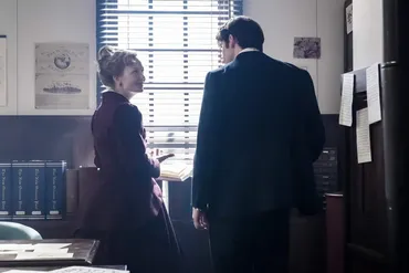 イライザ・ベルズランド役 シャーロット・ケイト・フォックス ...