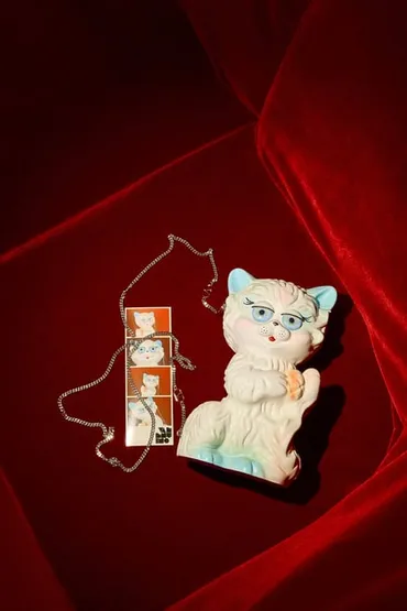 ヴァレンティノ、コレクションに登場した猫「ル シャ デ ラ メゾン」の巨大オブジェが全国のストアを巡回