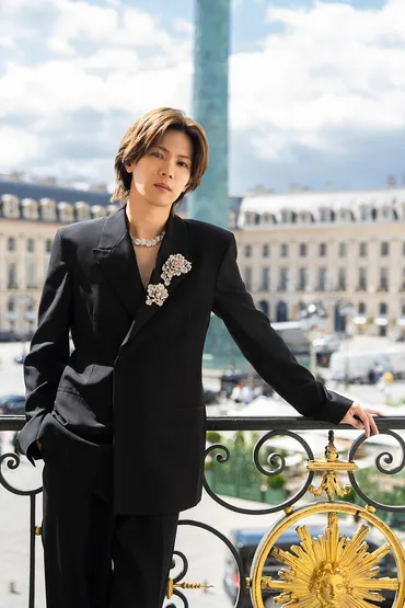 Number_i神宮寺勇太、パリのイベントへ「ミキモト」新作ハイジュエリー纏いスマートな姿見せる 
