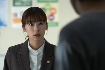 鳴海唯、『テミスの不確かな法廷』第2話を語る 居酒屋シーンは「なかなか核心をついた話」（リアルサウンド） 