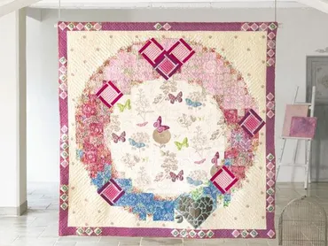 三浦百惠さん（旧姓・山口百恵さん）引退後初の著書。30年以上にわたる創作活動の集大成、キルト作品集（ダ・ヴィンチWeb）