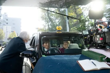 クランクアップには熱いハグも…和やかな撮影現場捉える『TOKYOタクシー』メイキング写真＆撮影現場レポート 