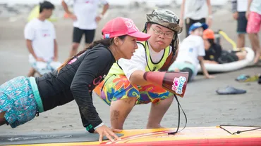 アンジェラ・磨紀・バーノンってどんな人？モデル・サーファー・ヨガインストラクター？その魅力に迫る！多才なアンジェラ・磨紀・バーノンのライフスタイルと社会貢献活動