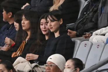 大谷翔平の妻、真美子さんが開幕戦を観戦 大谷母の隣で笑顔…ドジャースのユニ着用