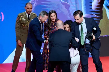 レティシア王妃、授賞式で転んでしまった女性を助けようと手を差し伸べる 