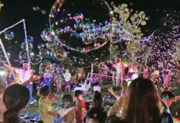 光り輝くシャボン玉 四季の郷で夜のショー 