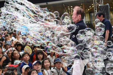 シャボン玉の向こうに笑顔が見える 兄弟ユニット半世紀 写真13枚 国際ニュース：AFPBB News