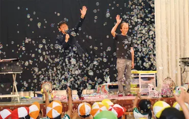 杉山兄弟来たる しゃぼん玉ショーに園児興奮 