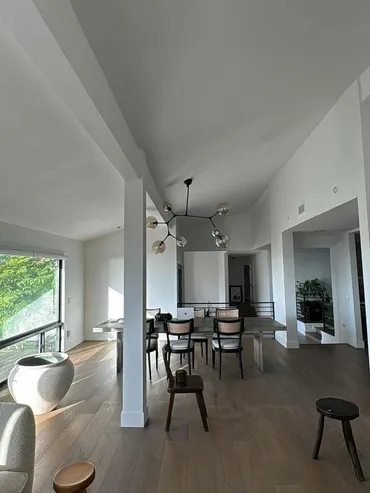 梨花 カリフォルニア自宅の広々寝室を披露！ダブルベッド2台の洗練された空間に「インテリアまで最高」「理想的！」 