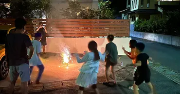 アルピー平子、住宅街で子どもたちと花火する写真が物議 批判的な意見に反応「御心配には及びません」(1/2)