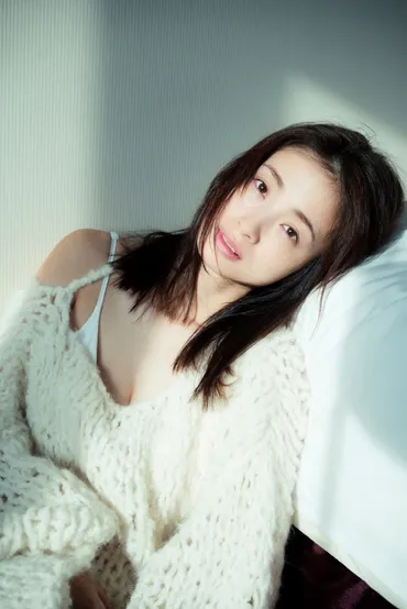 寝起き姿、食事風景などかわいさあふれる表情が満載！ 上戸彩15年ぶりの写真集『Midday Reverie』7/10発売 