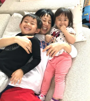 東尾理子、子どもたちを笑顔で抱きかかえ「こんな幸せな時間が永遠に続いたら」