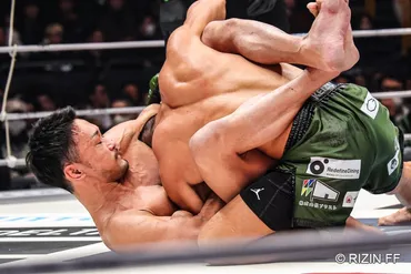 梅野源治がMMAデビュー戦で大雅に判定勝ち。絞め技であわや一本のシーンも【RIZIN.49】