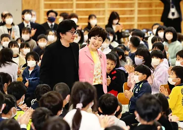 佐久市の新「臼田小」で開校式 校歌作った森山良子さんと松井五郎さんがサプライズ出席【動画付き】