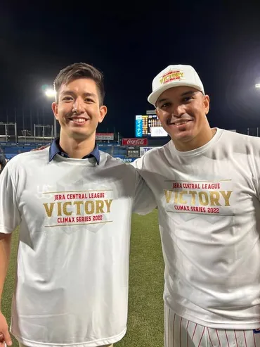 ヤクルト通訳、水島聖也氏の活躍とは？～イケメントレーナー、外国人選手を支える秘訣とは？～ヤクルト通訳・水島聖也氏の知られざる舞台裏