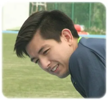 ヤクルトの水島聖也通訳がイケメンすぎる！サンタナ選手との画像が話題に！ 