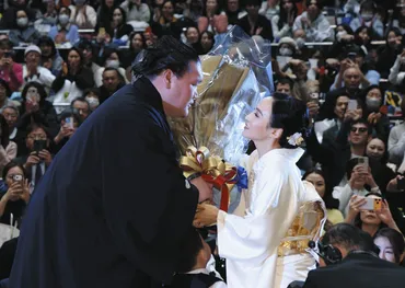 ◇元照ノ富士の伊勢ケ浜親方、断髪を終え妻から花束【写真】：中日スポーツ・東京中日スポーツ
