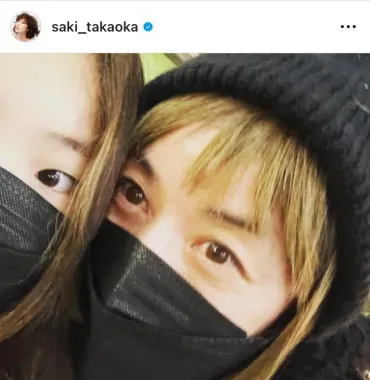 美人遺伝子゛…高岡早紀、゛髪色もマスクもおそろい゛の娘とドアップ2ショット披露「2人ともマスクごしでも美人ってわかる」(2/2) 
