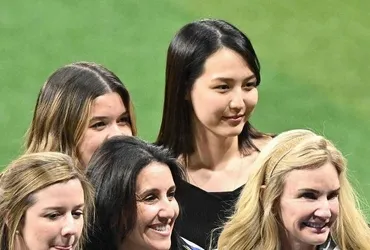 大谷翔平の妻・真美子さんがMVP夫人3ショット チェルシーさん、ブリアンナさんと おそろいブルゾンで優しい笑み 米ファン「お見事」「なんと豪華な」/大リーグ/デイリースポーツ online