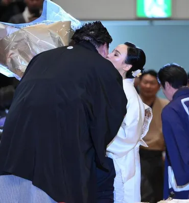 ほんと絵になるな」断髪式を終えた照ノ富士、美人妻が頬にキス 微笑ましい瞬間に反響「美しくてかっこいいのよ」/スポーツ/デイリースポーツ online