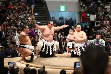 元照ノ富士が最後の土俵入り ３歳になった長男・照務甚くんも大の里に抱えられ父の勇姿見守る/スポーツ/デイリースポーツ online