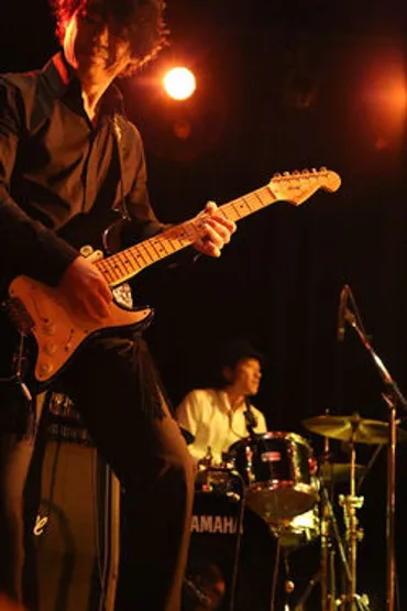 GAKU(門脇学)の音楽人生とは？ビッグバンドTHETHRILL、松雪泰子との結婚と離婚、現在の活動は？GAKUの多才な才能：ギタリスト、プロデューサー、俳優