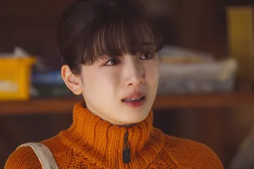 永野芽郁、涙を流す切ない表情から床に倒れ込む゛限界OL姿゛まで 『かくかくしかじか』新カット一挙公開 