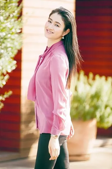 Woman゛s Talk〉子育ても仕事も、普通にできる社会であってほしい 小雪さん 